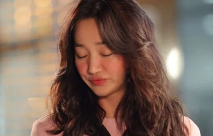 노란 수영복에 섹시한 몸매 어필하는 존예 처자