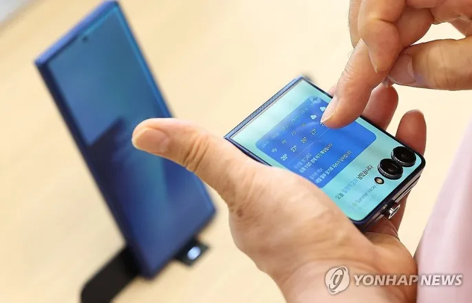 노란 수영복에 섹시한 몸매 어필하는 존예 처자