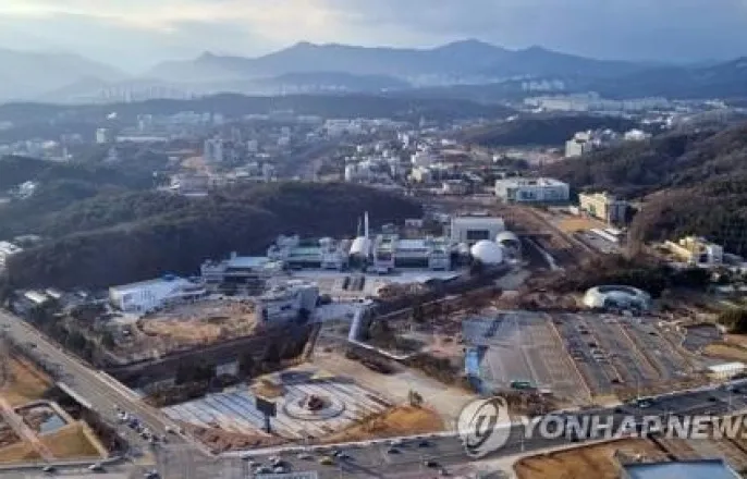 노란 수영복에 섹시한 몸매 어필하는 존예 처자