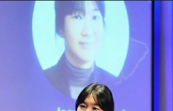 노란 수영복에 섹시한 몸매 어필하는 존예 처자