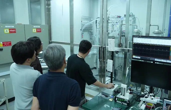 노란 수영복에 섹시한 몸매 어필하는 존예 처자