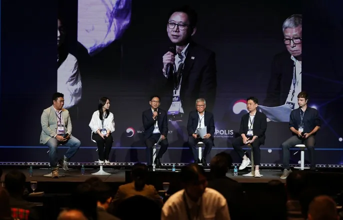 노란 수영복에 섹시한 몸매 어필하는 존예 처자