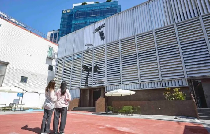 노란 수영복에 섹시한 몸매 어필하는 존예 처자