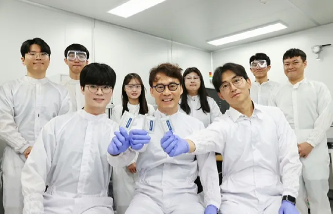 노란 수영복에 섹시한 몸매 어필하는 존예 처자