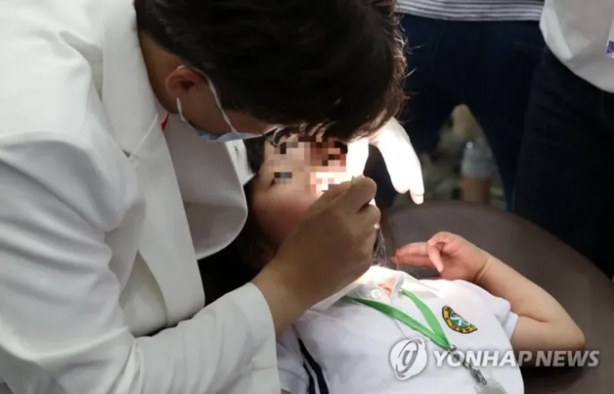 노란 수영복에 섹시한 몸매 어필하는 존예 처자