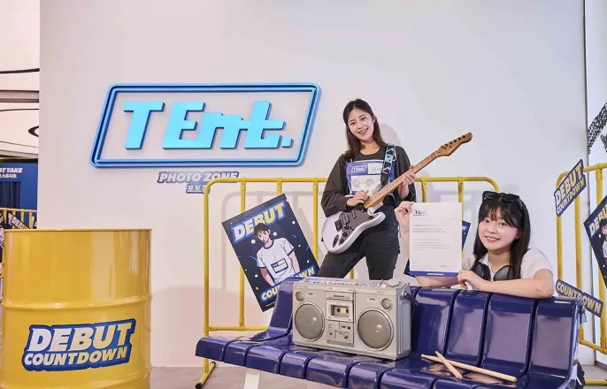 노란 수영복에 섹시한 몸매 어필하는 존예 처자