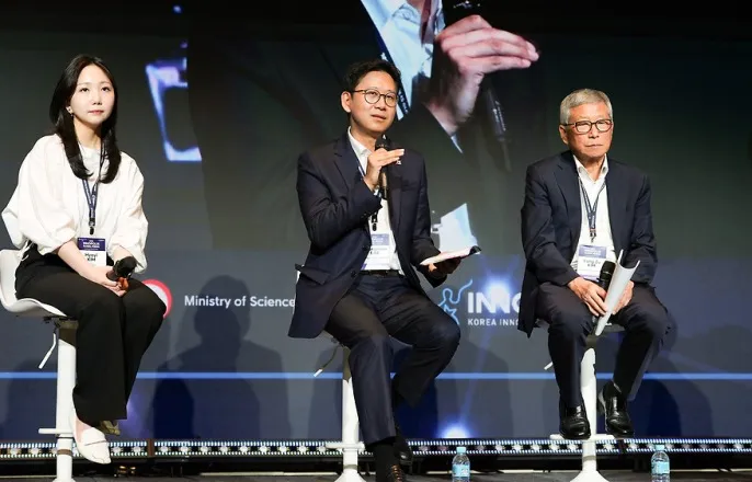 노란 수영복에 섹시한 몸매 어필하는 존예 처자