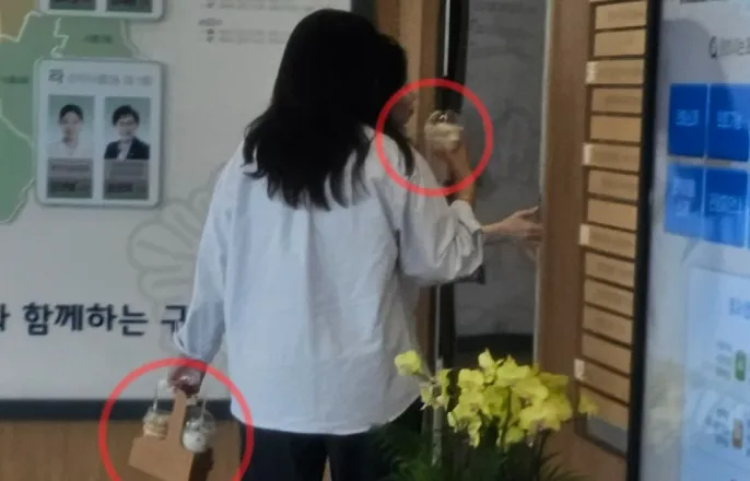 노란 수영복에 섹시한 몸매 어필하는 존예 처자