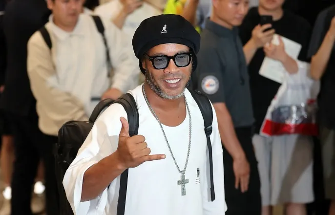 노란 수영복에 섹시한 몸매 어필하는 존예 처자