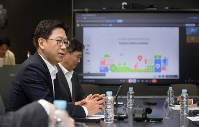 노란 수영복에 섹시한 몸매 어필하는 존예 처자