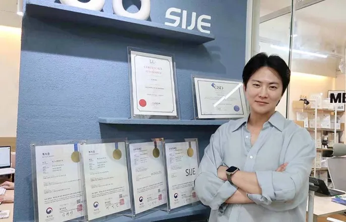 노란 수영복에 섹시한 몸매 어필하는 존예 처자