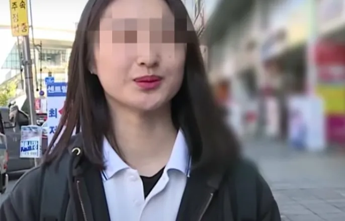 노란 수영복에 섹시한 몸매 어필하는 존예 처자