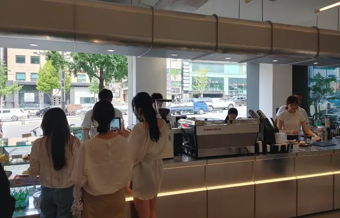 노란 수영복에 섹시한 몸매 어필하는 존예 처자