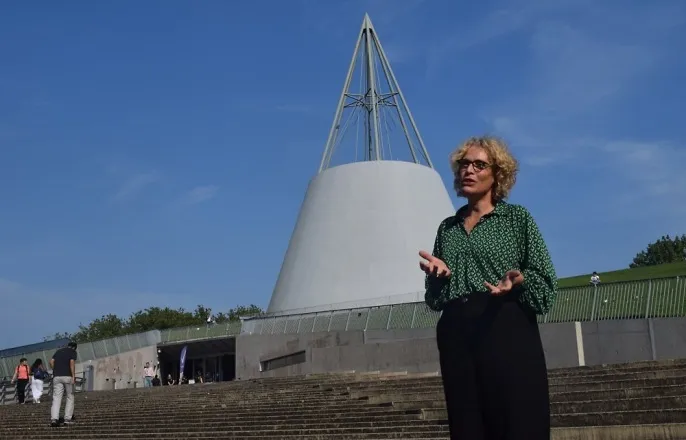 노란 수영복에 섹시한 몸매 어필하는 존예 처자