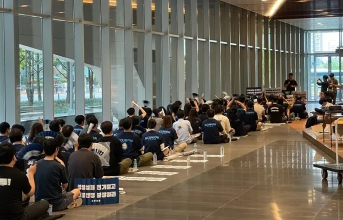 노란 수영복에 섹시한 몸매 어필하는 존예 처자