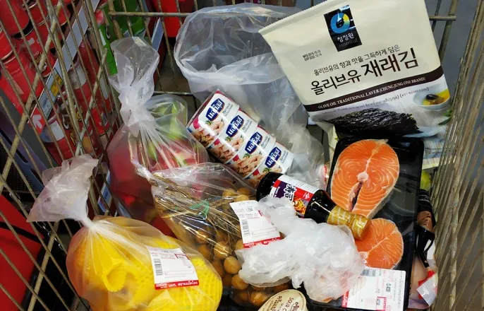 노란 수영복에 섹시한 몸매 어필하는 존예 처자