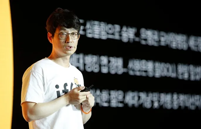 노란 수영복에 섹시한 몸매 어필하는 존예 처자