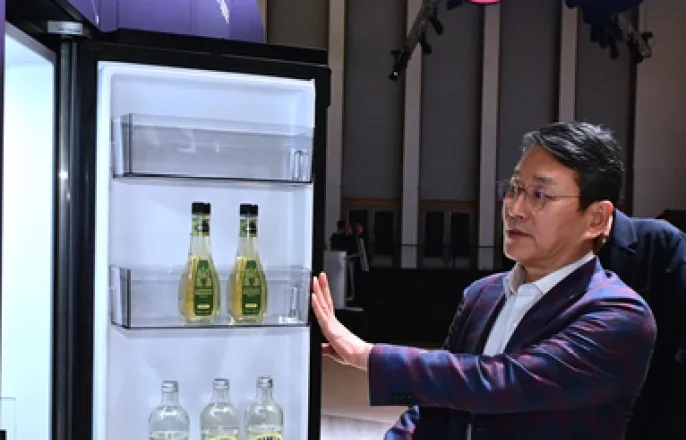 노란 수영복에 섹시한 몸매 어필하는 존예 처자