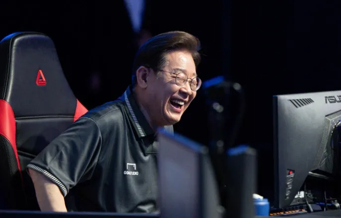 노란 수영복에 섹시한 몸매 어필하는 존예 처자