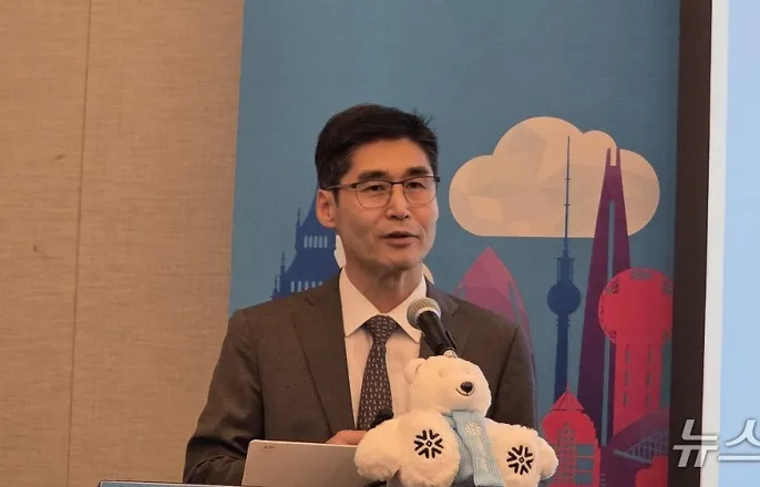 노란 수영복에 섹시한 몸매 어필하는 존예 처자