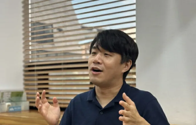 노란 수영복에 섹시한 몸매 어필하는 존예 처자