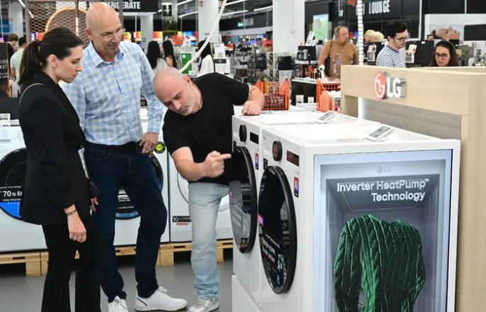 노란 수영복에 섹시한 몸매 어필하는 존예 처자