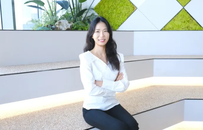 노란 수영복에 섹시한 몸매 어필하는 존예 처자