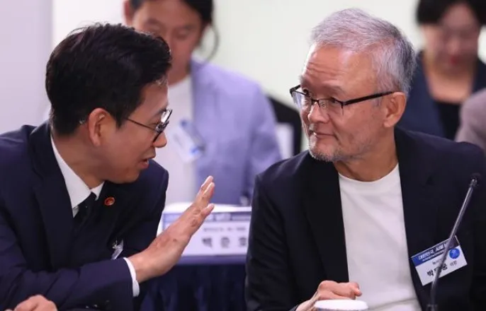 노란 수영복에 섹시한 몸매 어필하는 존예 처자