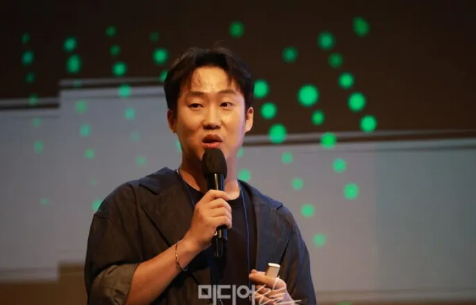 노란 수영복에 섹시한 몸매 어필하는 존예 처자