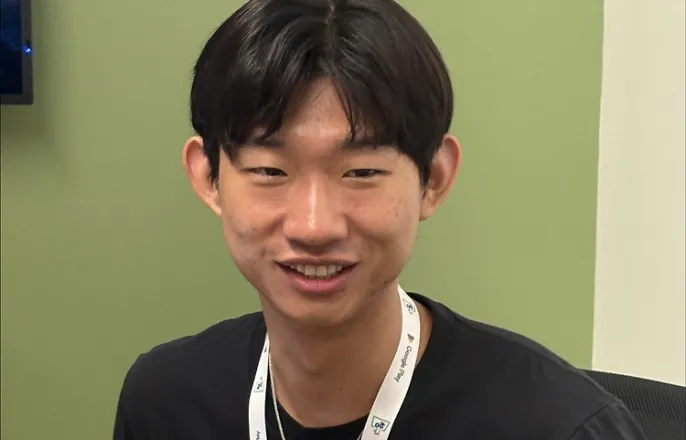 노란 수영복에 섹시한 몸매 어필하는 존예 처자