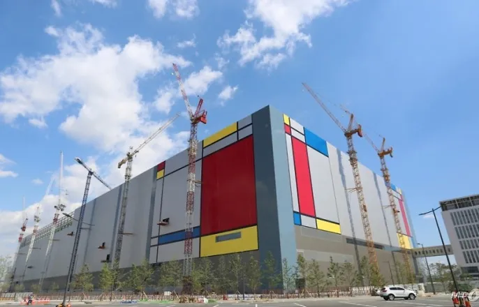 노란 수영복에 섹시한 몸매 어필하는 존예 처자