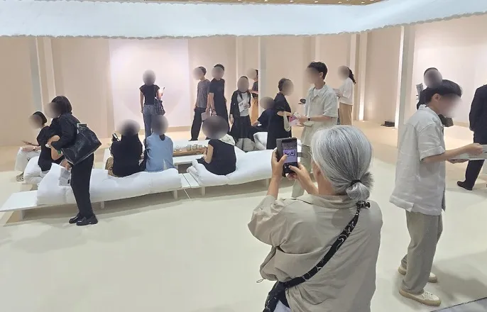 노란 수영복에 섹시한 몸매 어필하는 존예 처자