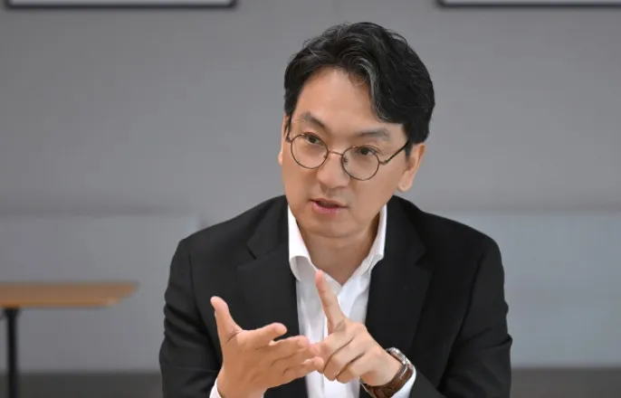 노란 수영복에 섹시한 몸매 어필하는 존예 처자