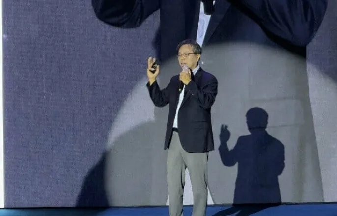 노란 수영복에 섹시한 몸매 어필하는 존예 처자