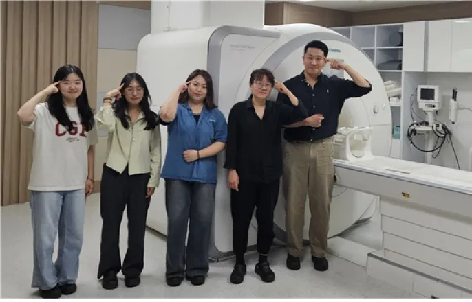 노란 수영복에 섹시한 몸매 어필하는 존예 처자