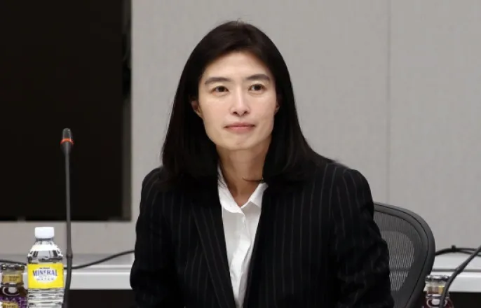 노란 수영복에 섹시한 몸매 어필하는 존예 처자