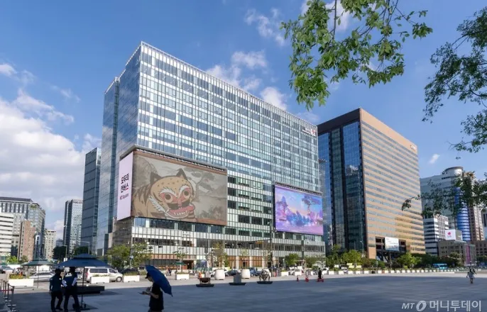 노란 수영복에 섹시한 몸매 어필하는 존예 처자