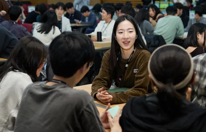 노란 수영복에 섹시한 몸매 어필하는 존예 처자