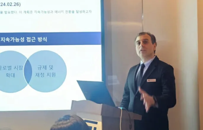 노란 수영복에 섹시한 몸매 어필하는 존예 처자