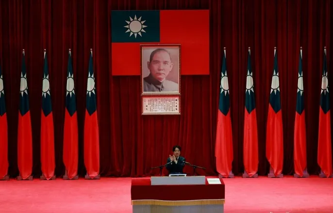 노란 수영복에 섹시한 몸매 어필하는 존예 처자