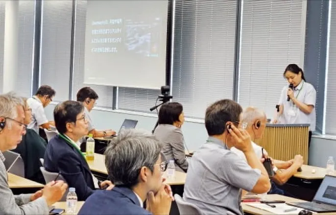 노란 수영복에 섹시한 몸매 어필하는 존예 처자