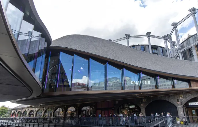 노란 수영복에 섹시한 몸매 어필하는 존예 처자