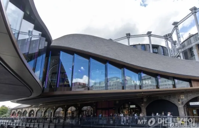 노란 수영복에 섹시한 몸매 어필하는 존예 처자