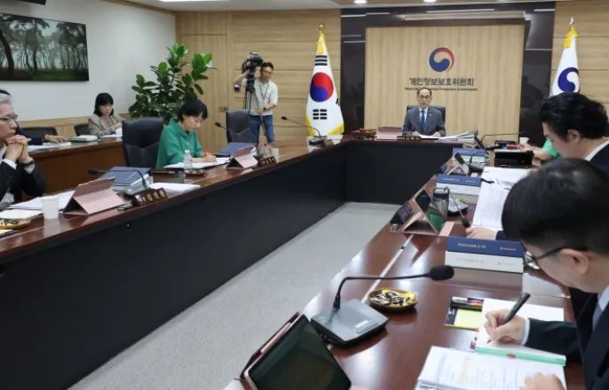 노란 수영복에 섹시한 몸매 어필하는 존예 처자