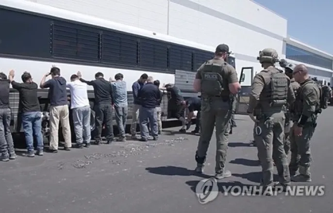 노란 수영복에 섹시한 몸매 어필하는 존예 처자