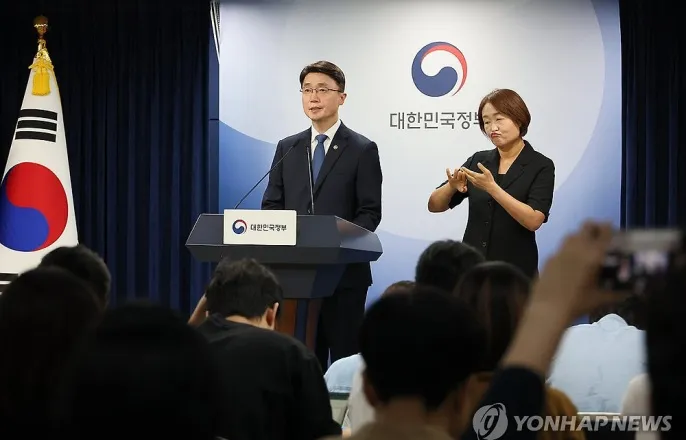 노란 수영복에 섹시한 몸매 어필하는 존예 처자