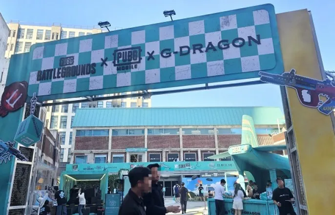 노란 수영복에 섹시한 몸매 어필하는 존예 처자