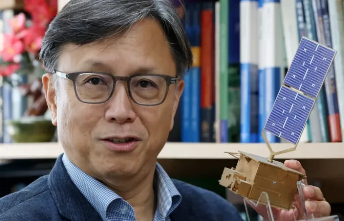 노란 수영복에 섹시한 몸매 어필하는 존예 처자