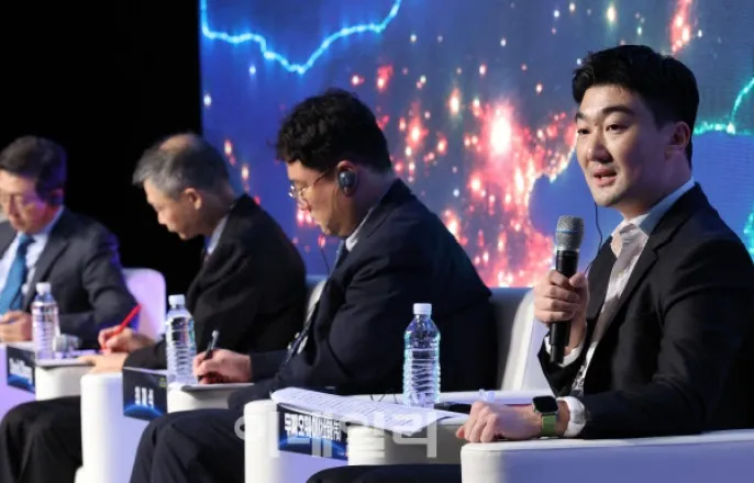 노란 수영복에 섹시한 몸매 어필하는 존예 처자