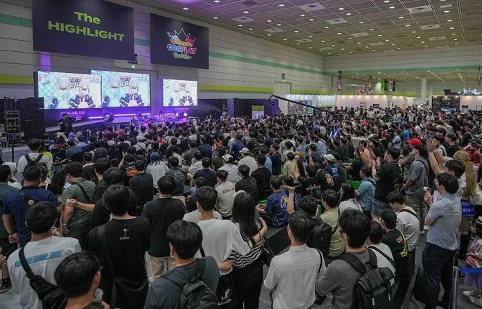 노란 수영복에 섹시한 몸매 어필하는 존예 처자